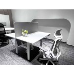 Meja kerja dua orang  saling berhadapan  dengan fitur naik-turun  (height-adjustable desk).